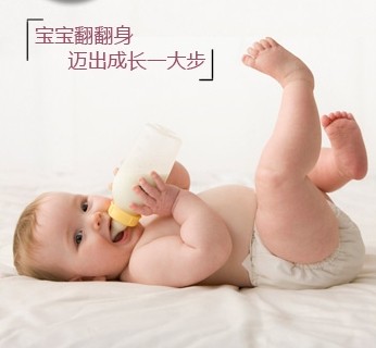 宝宝想翻身的三个“信号”